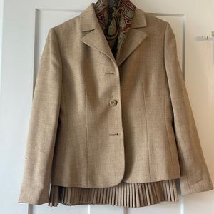 Elegant Tan Two Piece Suit by Le Suit (Size 4)
